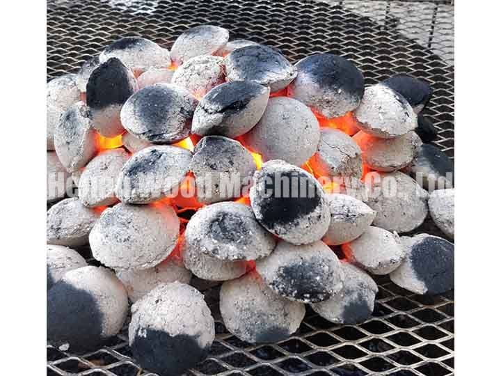 Burns without falling ashes, keeping the grill clean