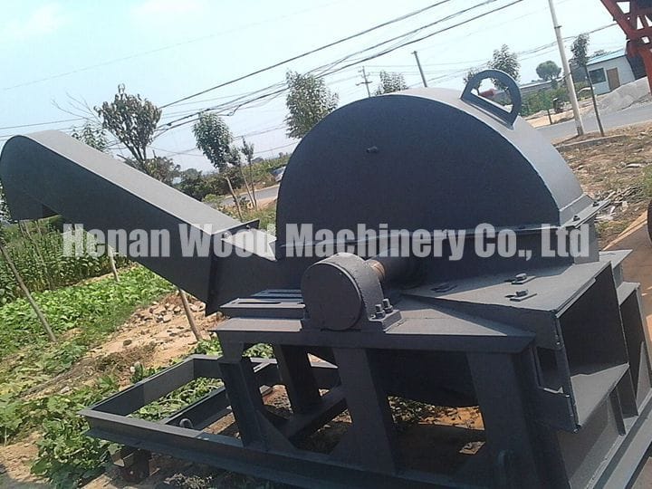 disc-log-chipper-with-a-lengthened-outlet